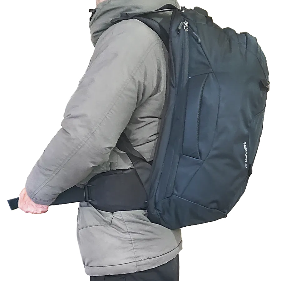 ファーポイント40のウエストベルトを締めている横から見た