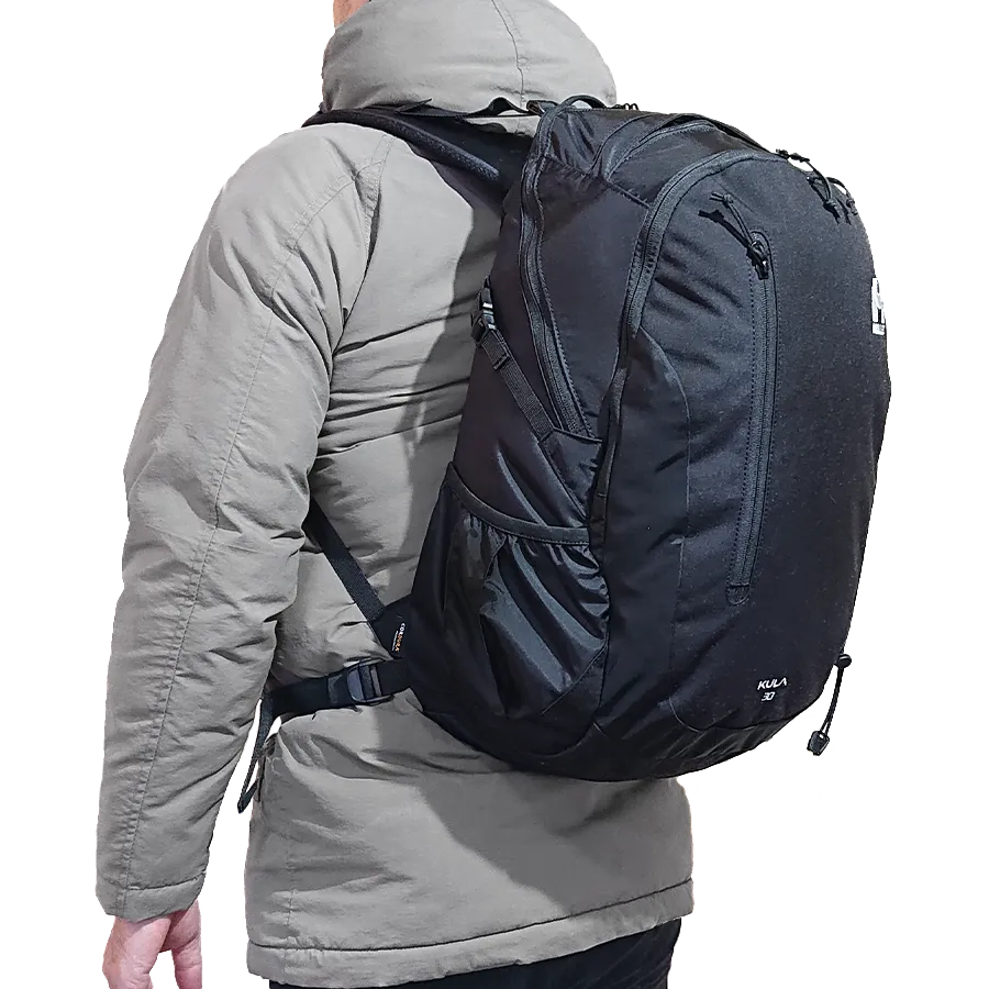 kula30を背負った男性斜め後方からの上半身