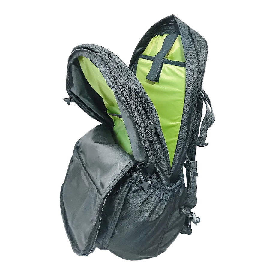 Karrimor tribute 40 2025年版のコンプレッションストラップを外してバックパネルコンパートメントを開けた