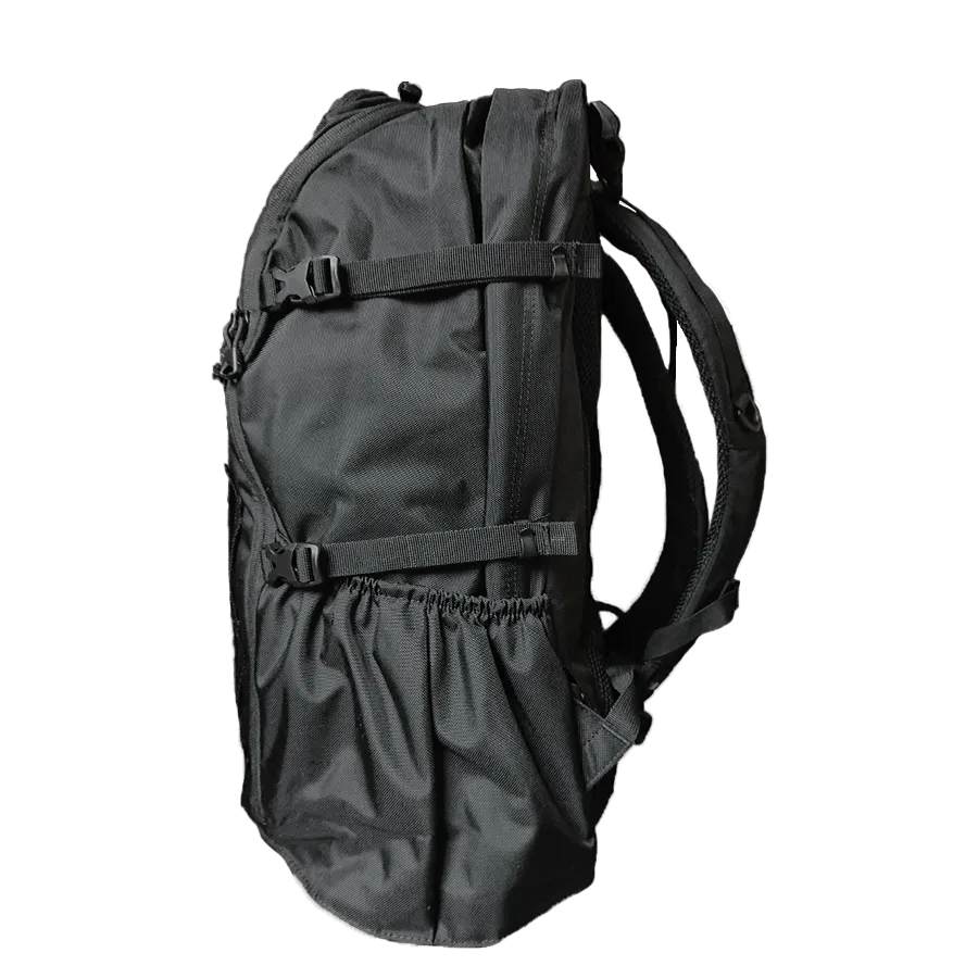 tribute40 2025年版のコンプレッションストラップを締める前