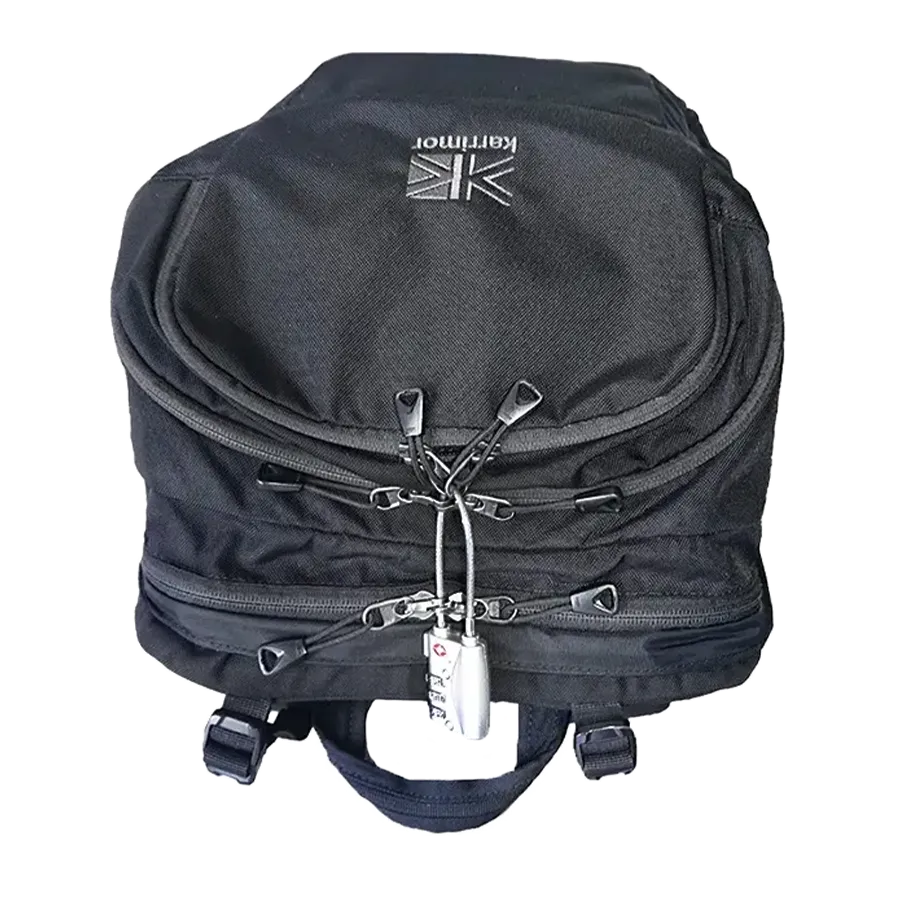 tribute40のジッパーを3つ南京錠でロック