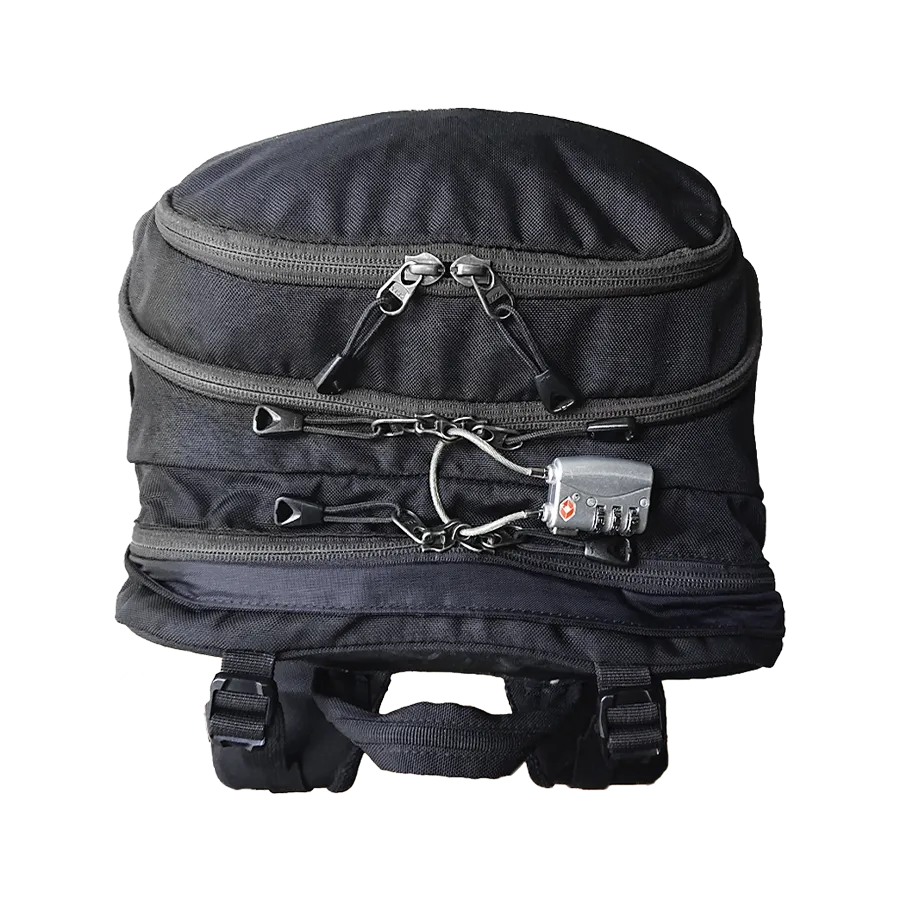 tribute40のジッパーを2つ南京錠でロック