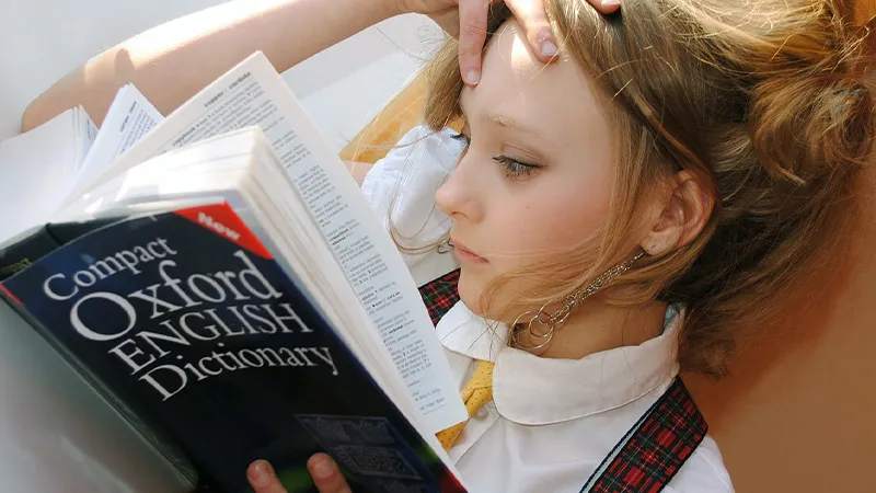 辞書読む少女