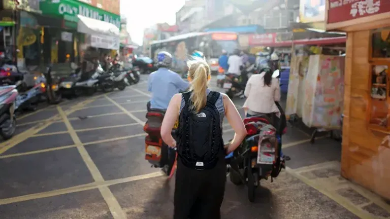 旅行でビッグショットを背負う女性