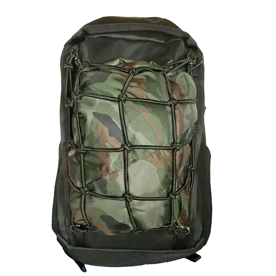 パタゴニア ブラックホール32にネットを取り付けて荷物を固定