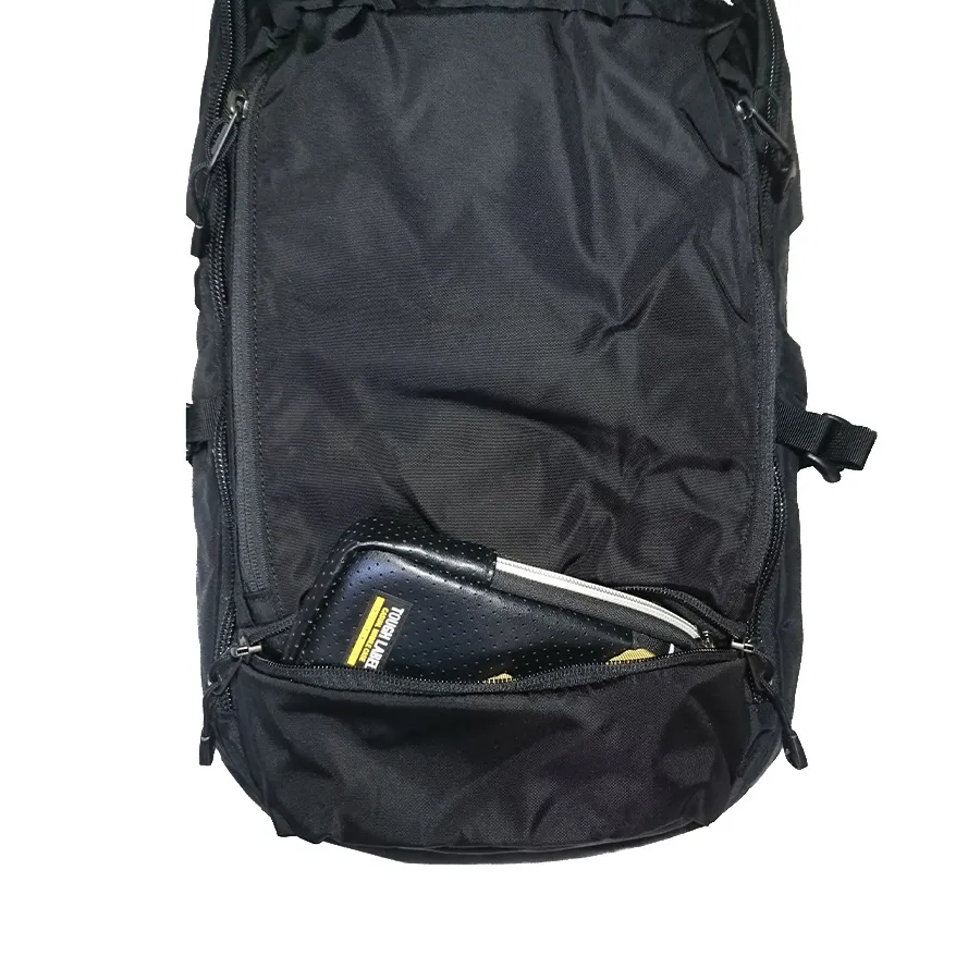 Columbia Pepper Rock 36L のボトムポケットにポーチが入っている