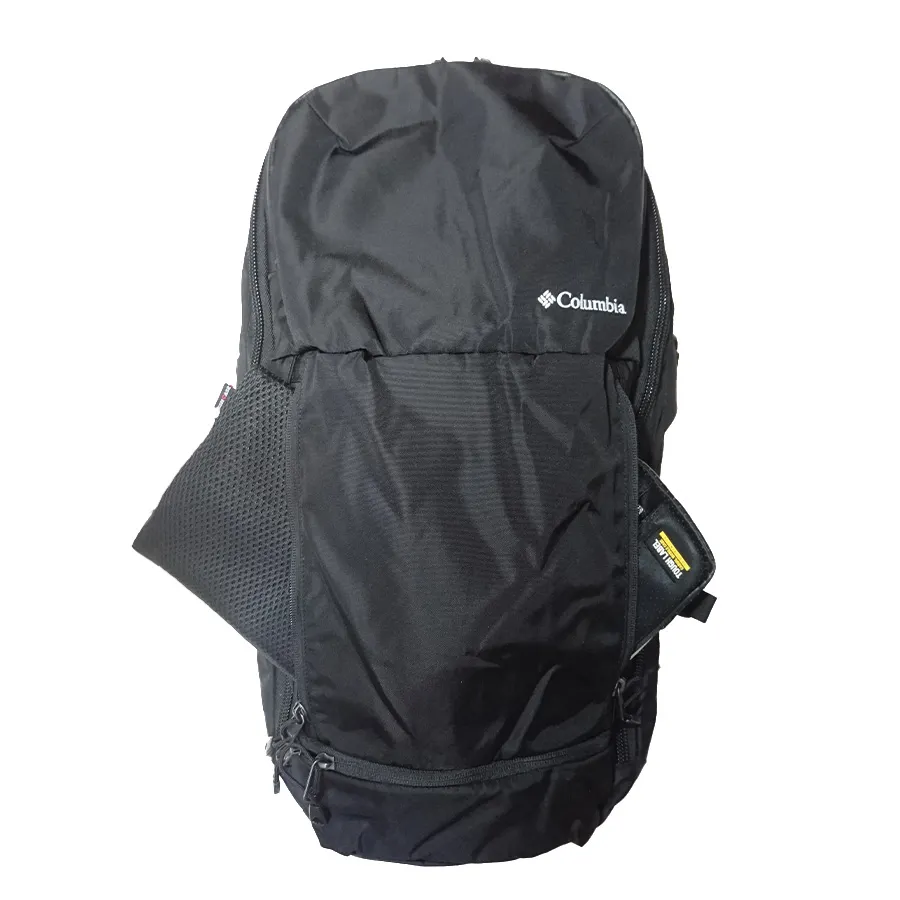 Columbia Pepper Rock 36L のフロントポケットにポーチが入っている