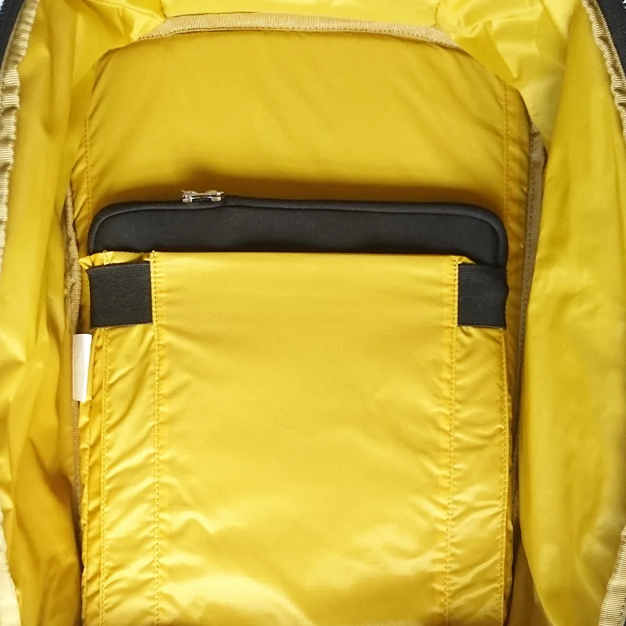 Columbia Pepper Rock 36L pcポケットにケースに入った15.6インチのノートパソコンが入っている