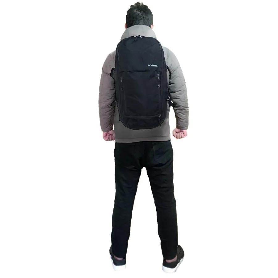 Columbia Pepper Rock 36L を背負った男性の後ろから全身