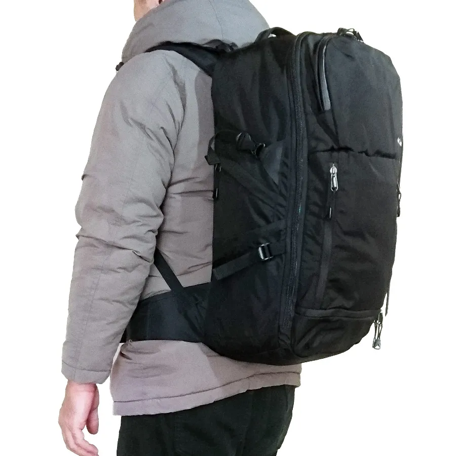 Columbia Pepper Rock 36L を背負った男性の左斜め後ろから上半身