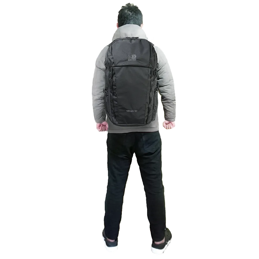 2025年モデルチェンジ版トリビュート40背負った男性後方からの全身