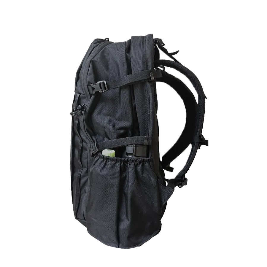 Karrimor tribute 40 2025年版のサイドポケットに500mlのペットボトルと水筒が入っている