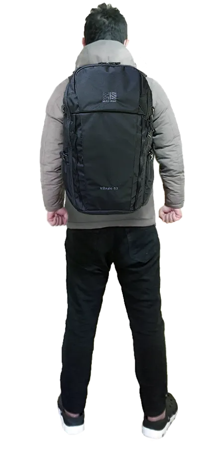 2025年モデルチェンジ版トリビュート40背負った男性後方からの全身