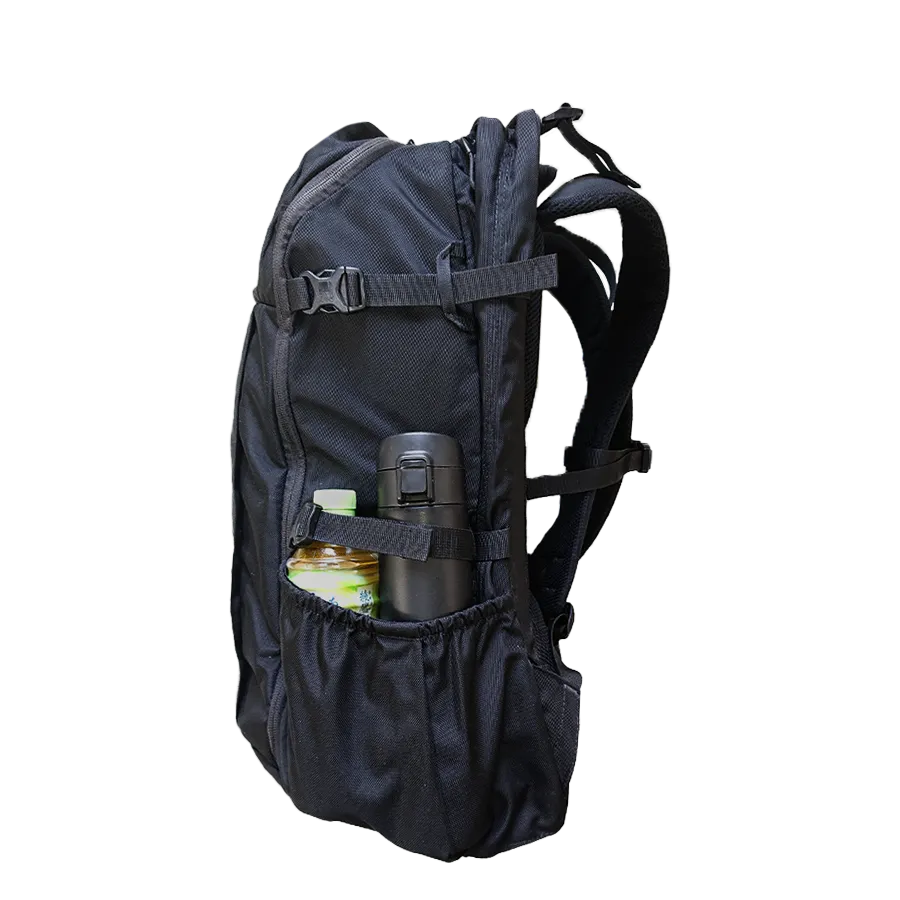 Karrimor tribute 40 のサイドポケットに500mlのペットボトルと水筒が入っている