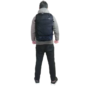 Matador GlobeRider35を背負った男性後方からの全身