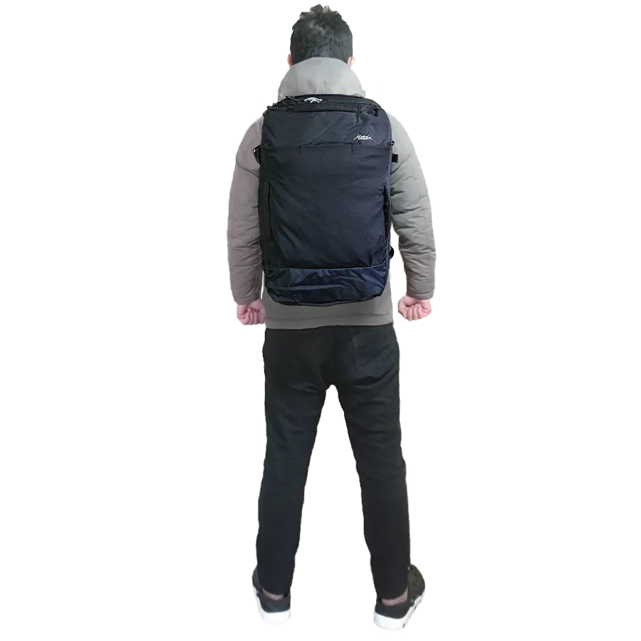 Matador GlobeRider35を背負った男性後方からの全身