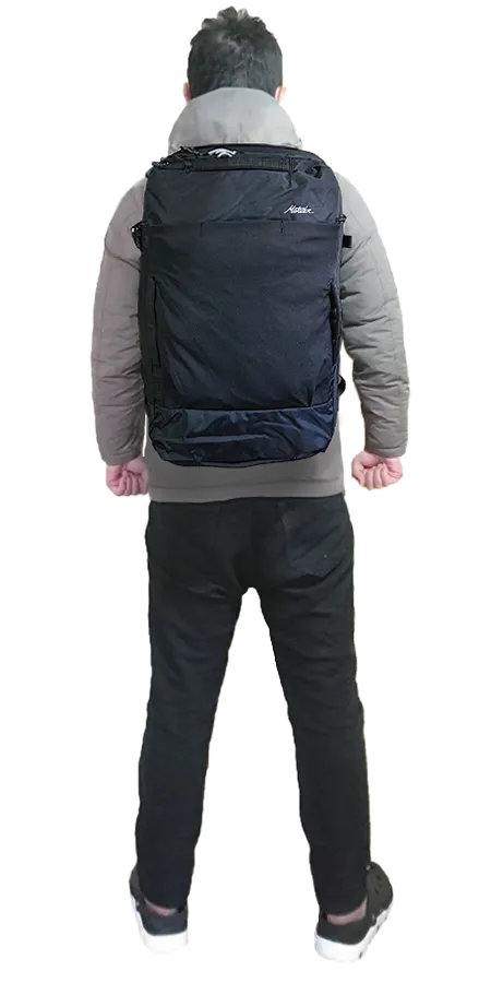 Matador GlobeRider35を背負った男性後方からの全身