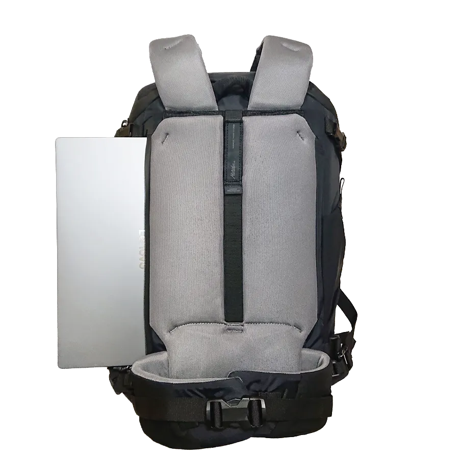 Matador GlobeRider35のラップトップスリーブをサイドからアクセス