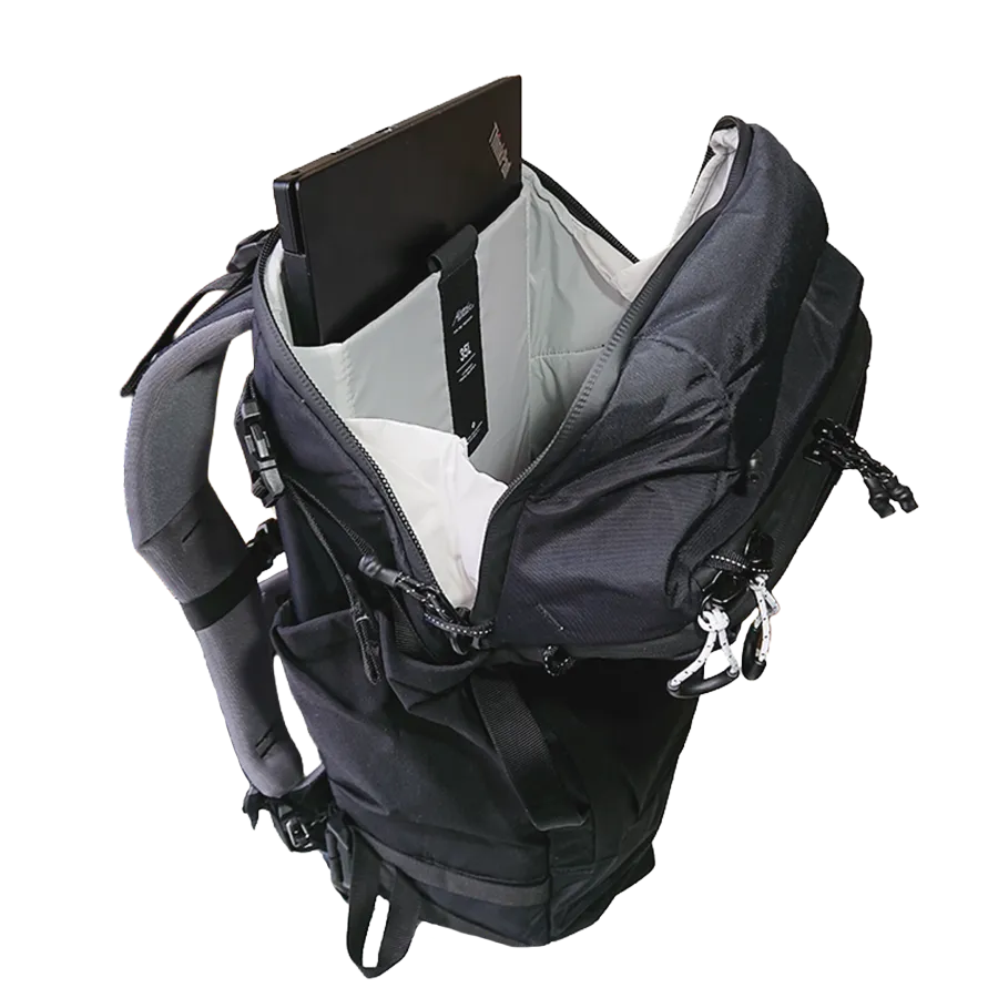 Matador GlobeRider35のラップトップスリーブをトップからアクセス