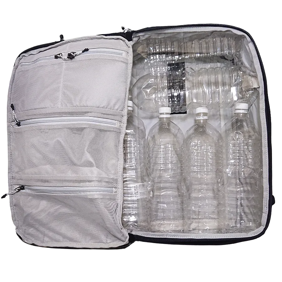 Matador GlobeRider35のメイン収納に2Lのペットボトルを6本入れた。