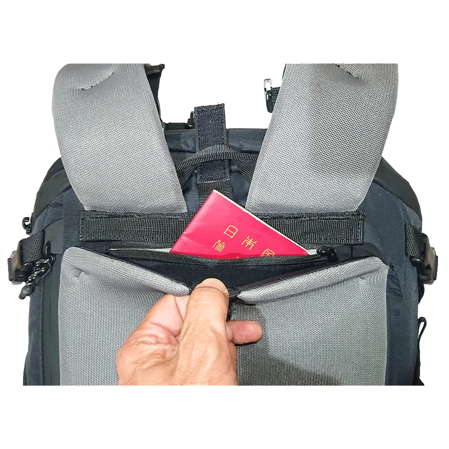 Matador GlobeRider35の隠しポケットにパスポートが入っている