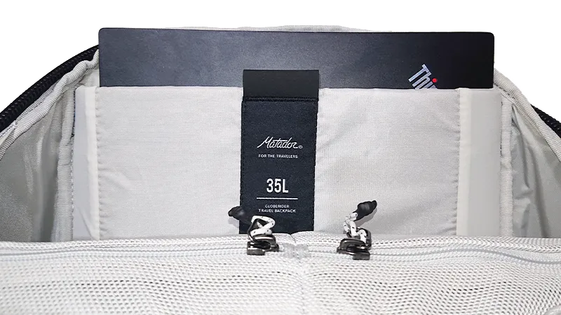 Matador GlobeRider35のラップトップスリーブをトップからアクセス