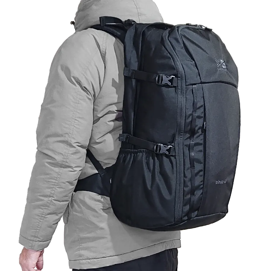 2025年モデルチェンジ版トリビュート40背負った男性斜め後方からの上半身