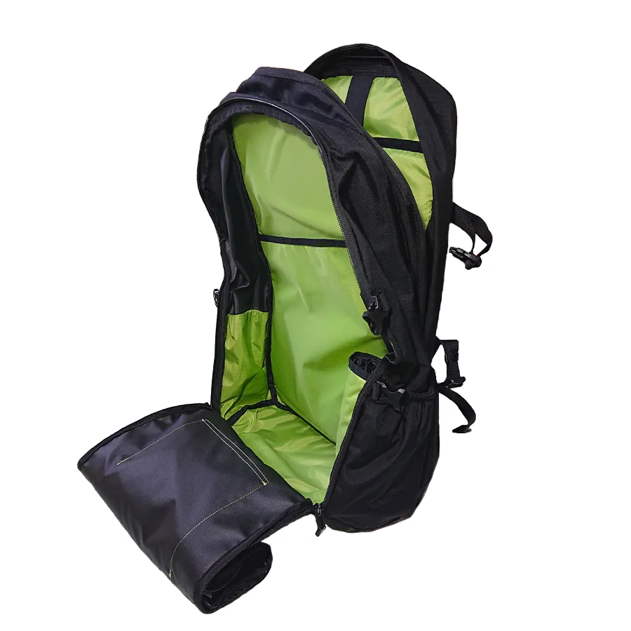 Karrimor tribute 40 2025年版のコンプレッションストラップを外してバックパネルコンパートメントを開けた