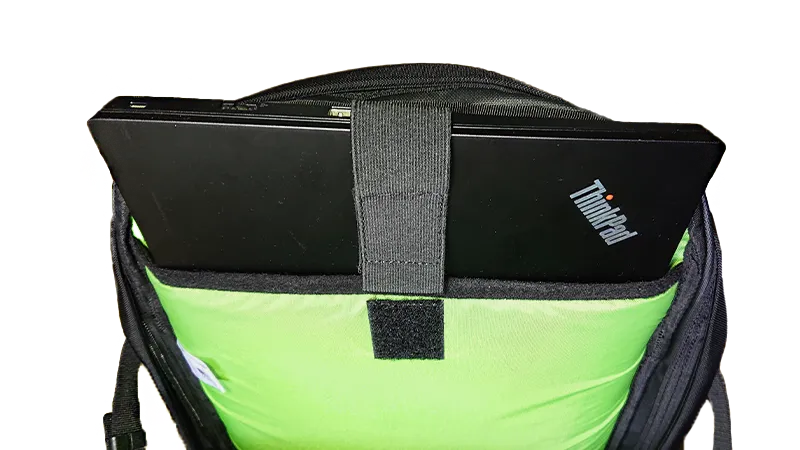 tribute40 2025年版のpcポケットに15.6インチのノートパソコンが入っている