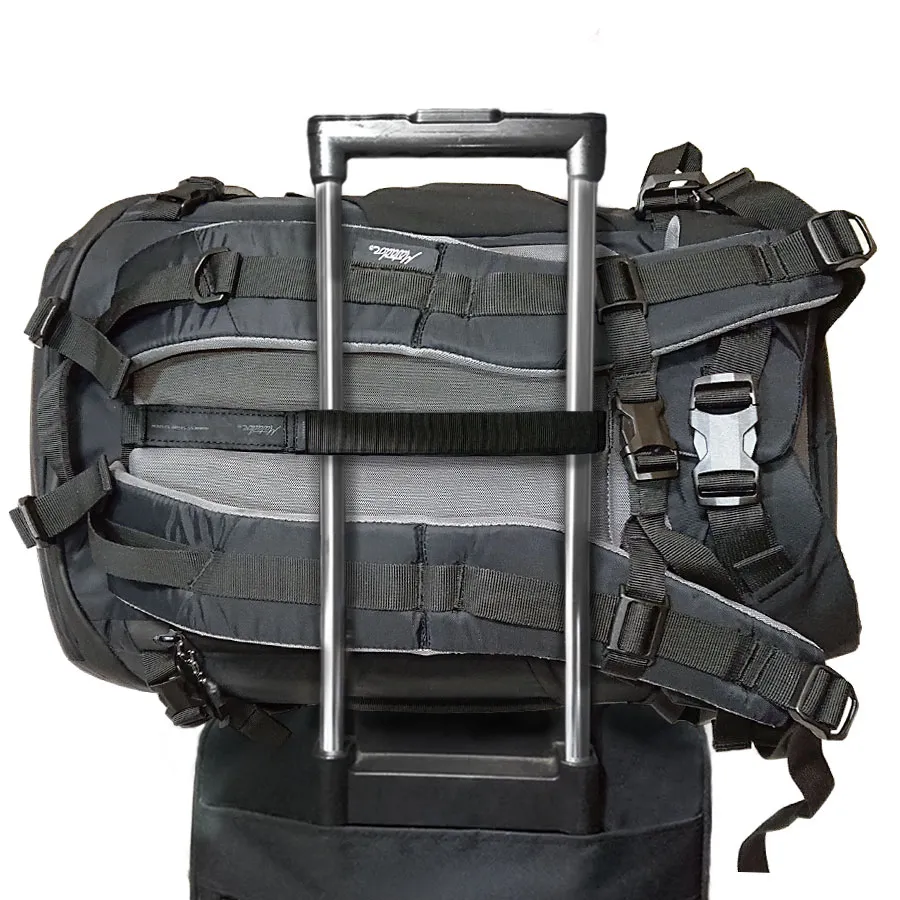 キャリーケースの持ち手に固定したMatador GlobeRider35