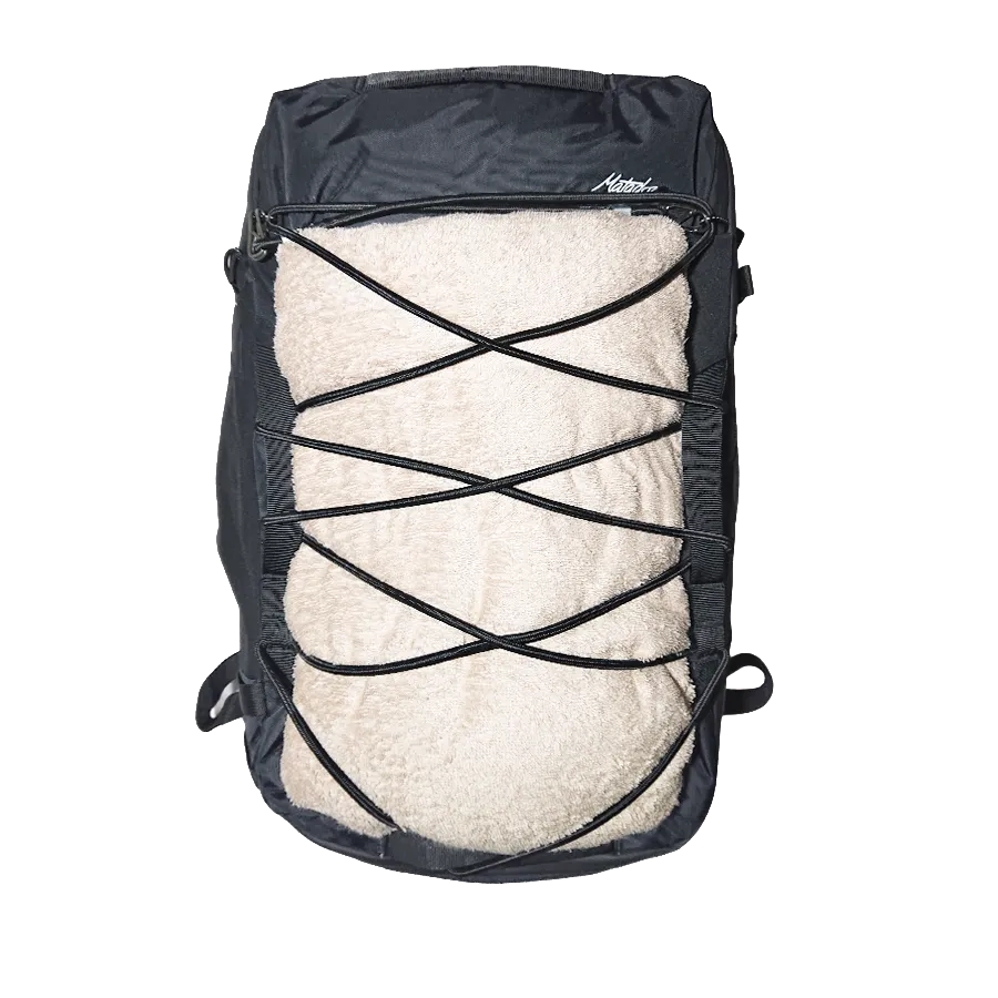 Matador GlobeRider35の前面のバンジーコードで荷物を外付け