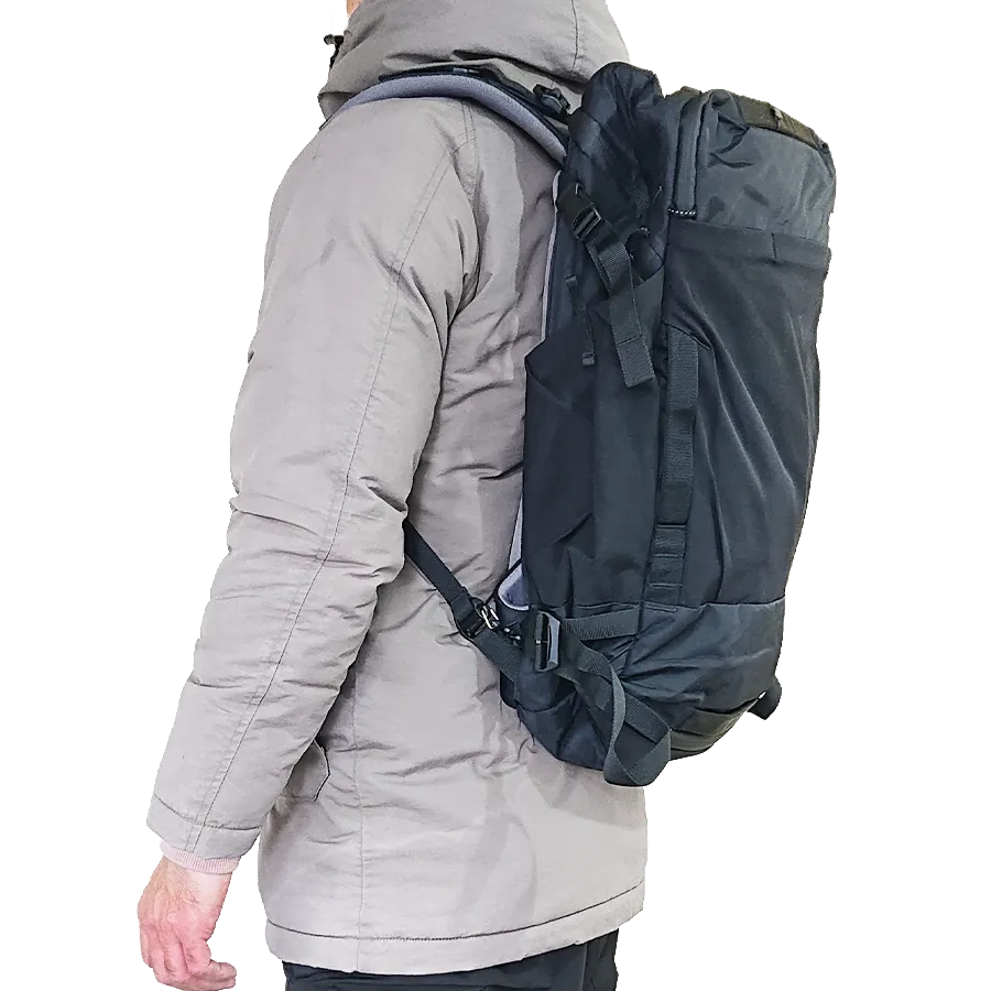 Matador GlobeRider35をコンプレッションを締めて背負った男性斜め後方からの上半身