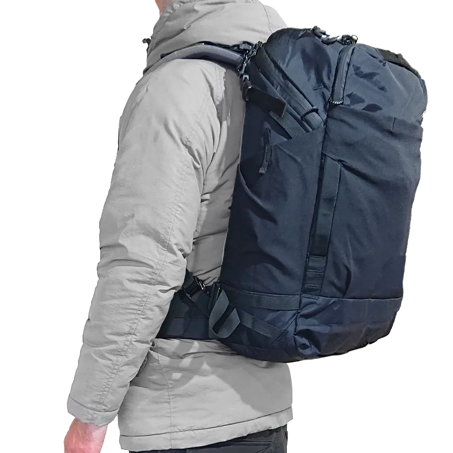 Matador GlobeRider35を背負った男性斜め後方からの上半身