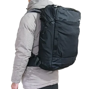 Matador GlobeRider35を背負った男性斜め後方からの上半身