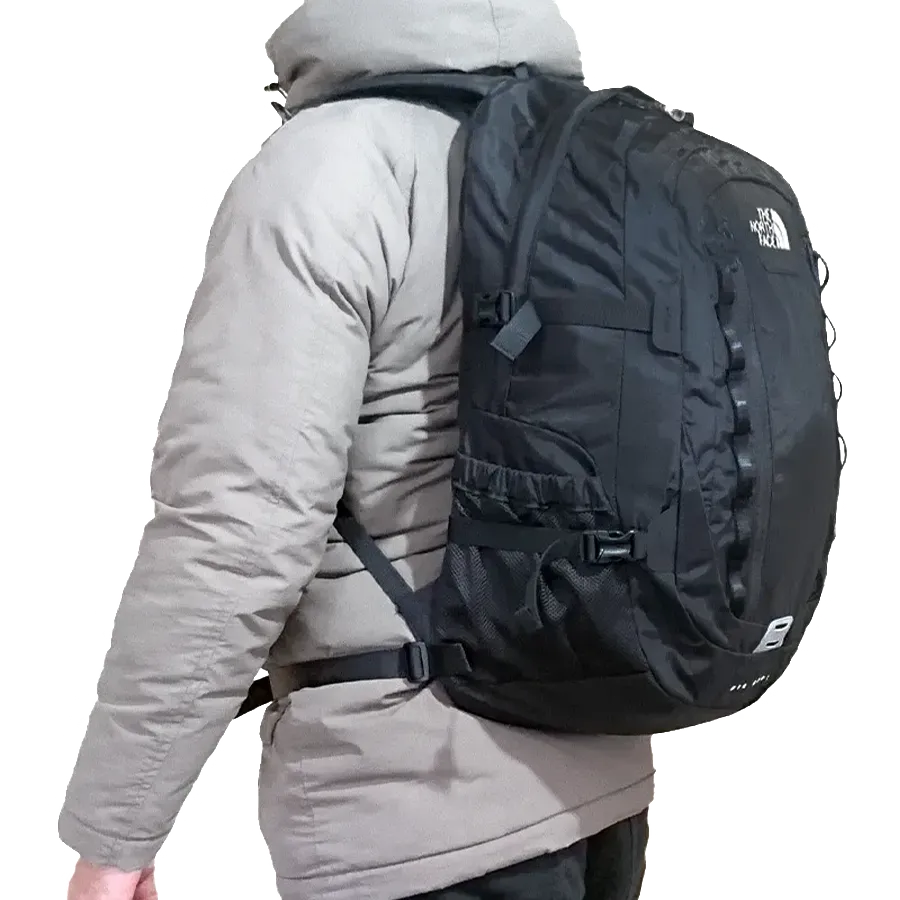 ビッグショット33Lを背負った男性斜め後方からの上半身