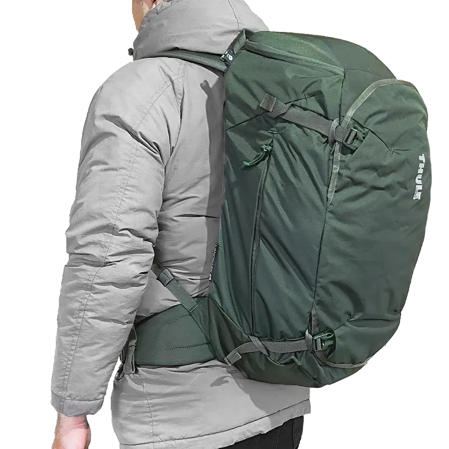 Thule Landmark 40を背負った男性斜め後方からの上半身
