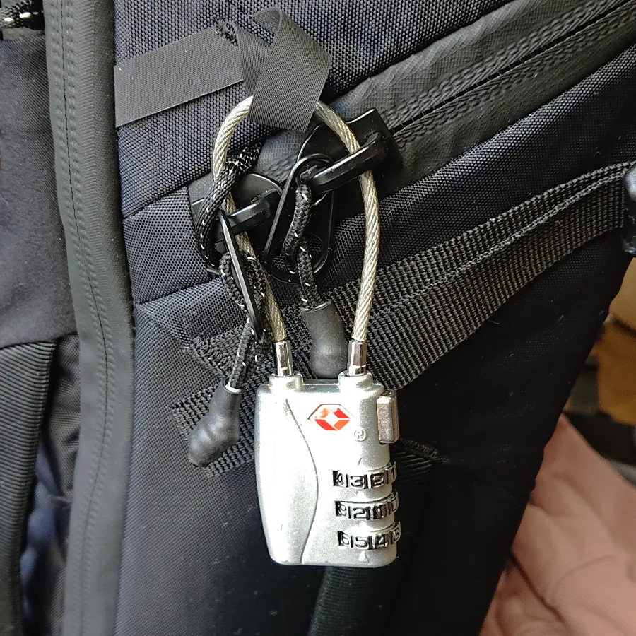 Matador GlobeRider35のメイン収納トップローディングのスライダーに南京錠