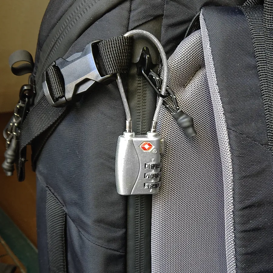 Matador GlobeRider35のメイン収納PCスリーブのジッパーに南京錠