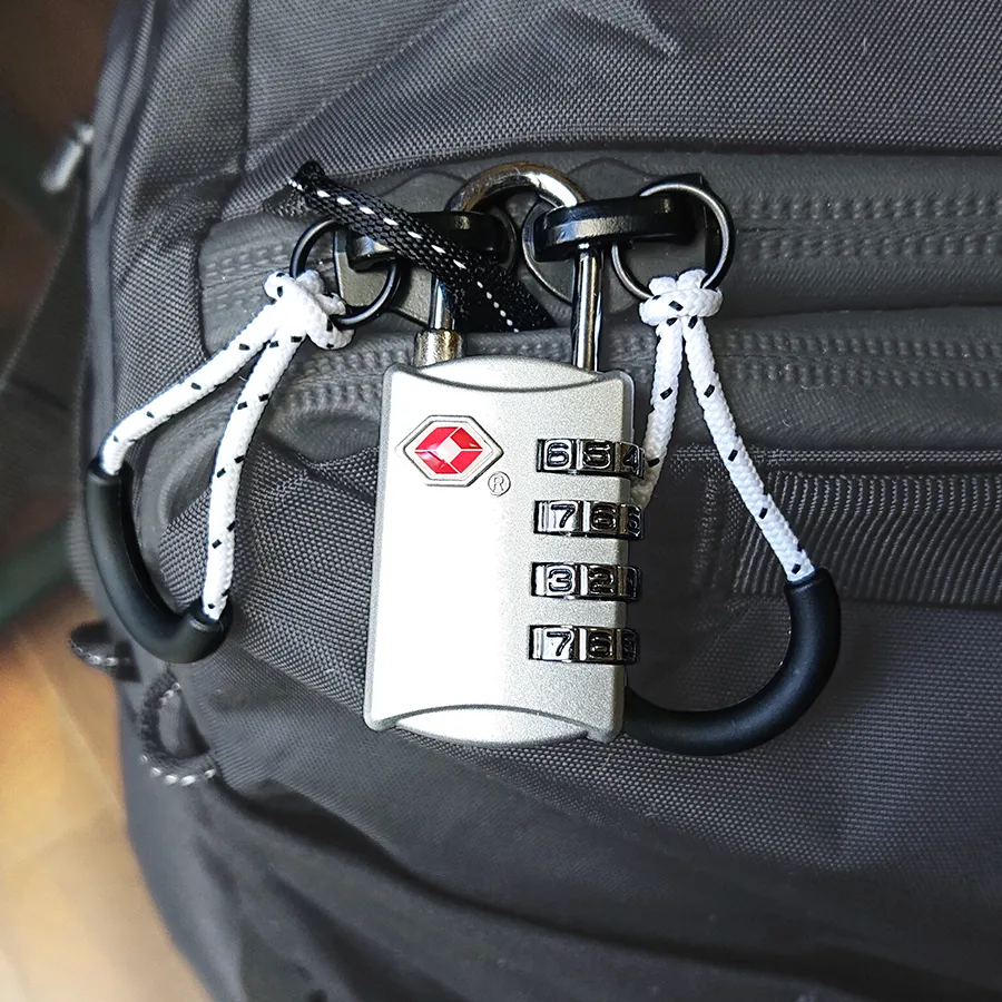 Matador GlobeRider35のメイン収納クラムシェル開きのスライダーに南京錠