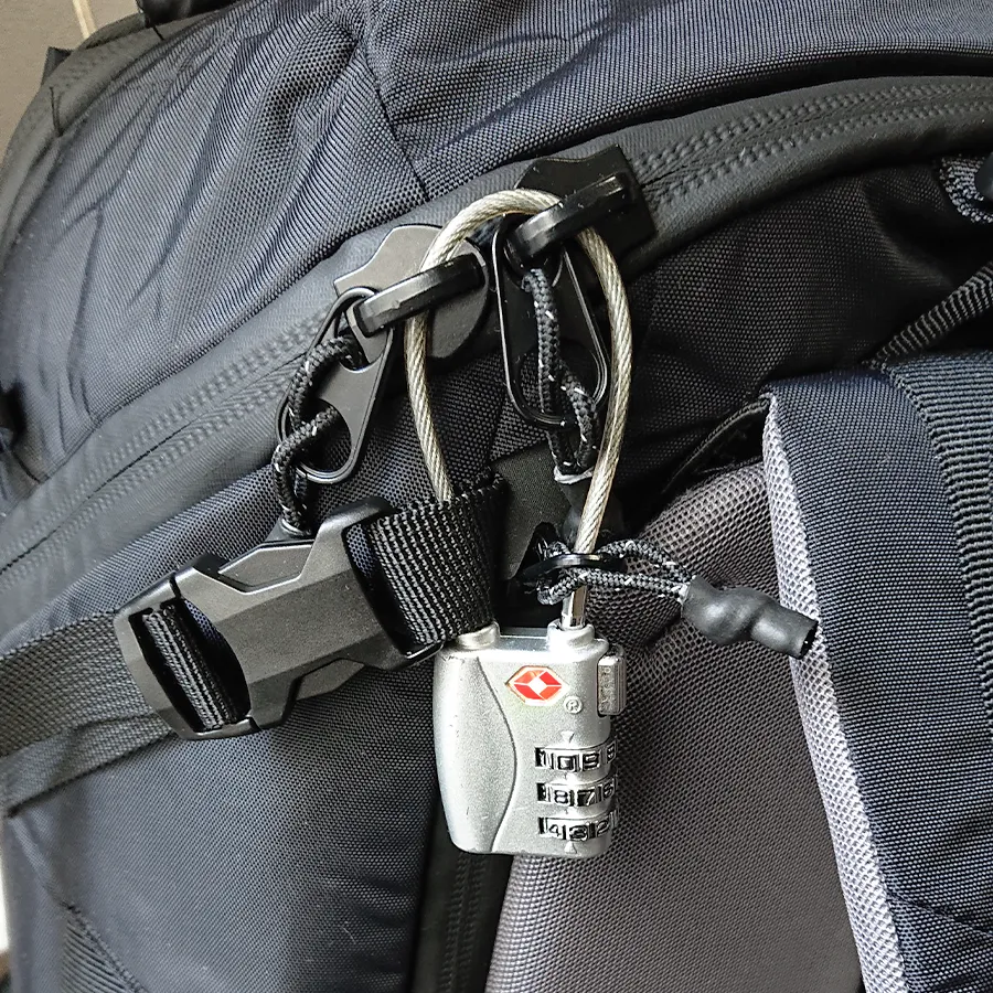 Matador GlobeRider35のPCスリーブのサイドジッパーとメイン収納トップアクセスに南京錠