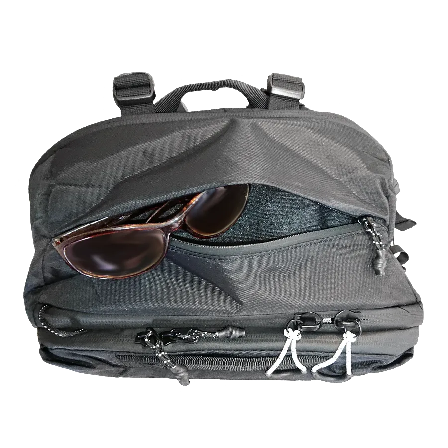 Matador GlobeRider35の起毛素材の収納部分にサングラスが入っている