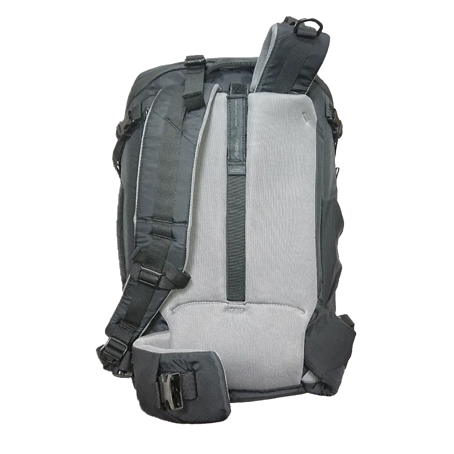 Matador GlobeRider35のショルダーストラップとウエストベルトを背面パネル裏に収納中