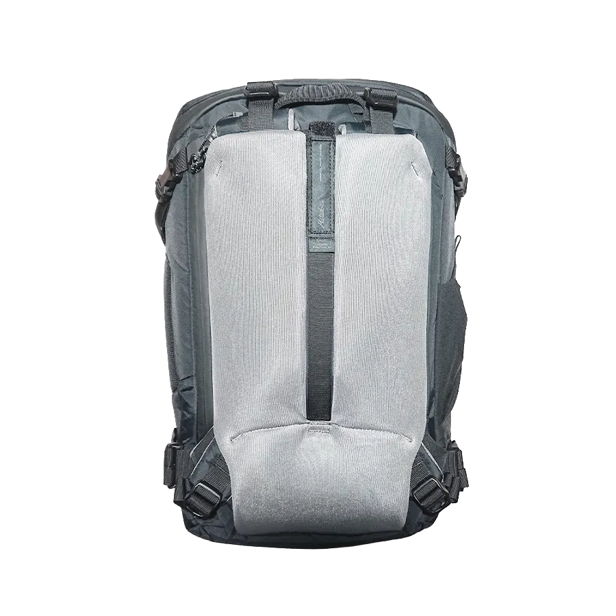 Matador GlobeRider35のショルダーストラップとウエストベルトを背面パネル裏に収納後