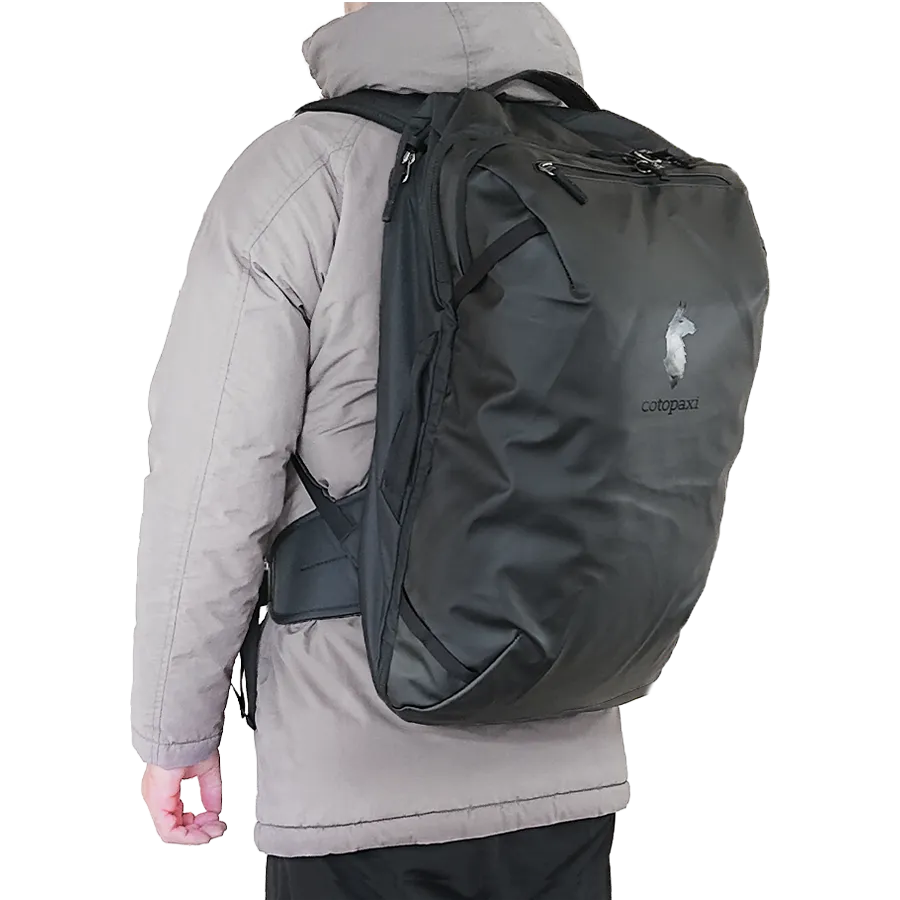 7kgのCotopaxi Allpa35を背負った男性左斜め後ろから