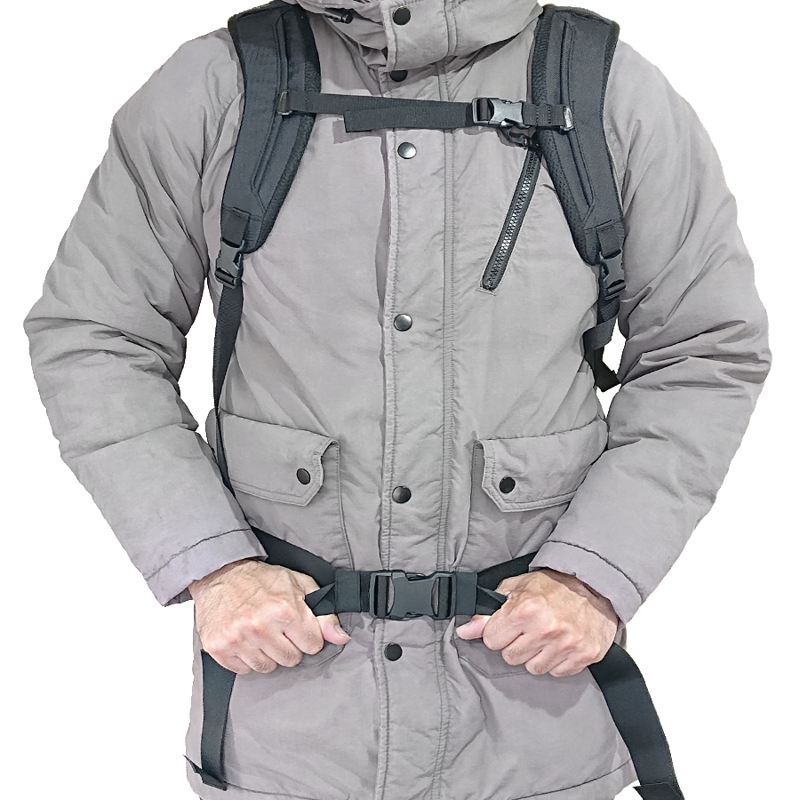 Cotopaxi Allpa35のウエストベルトを締めている