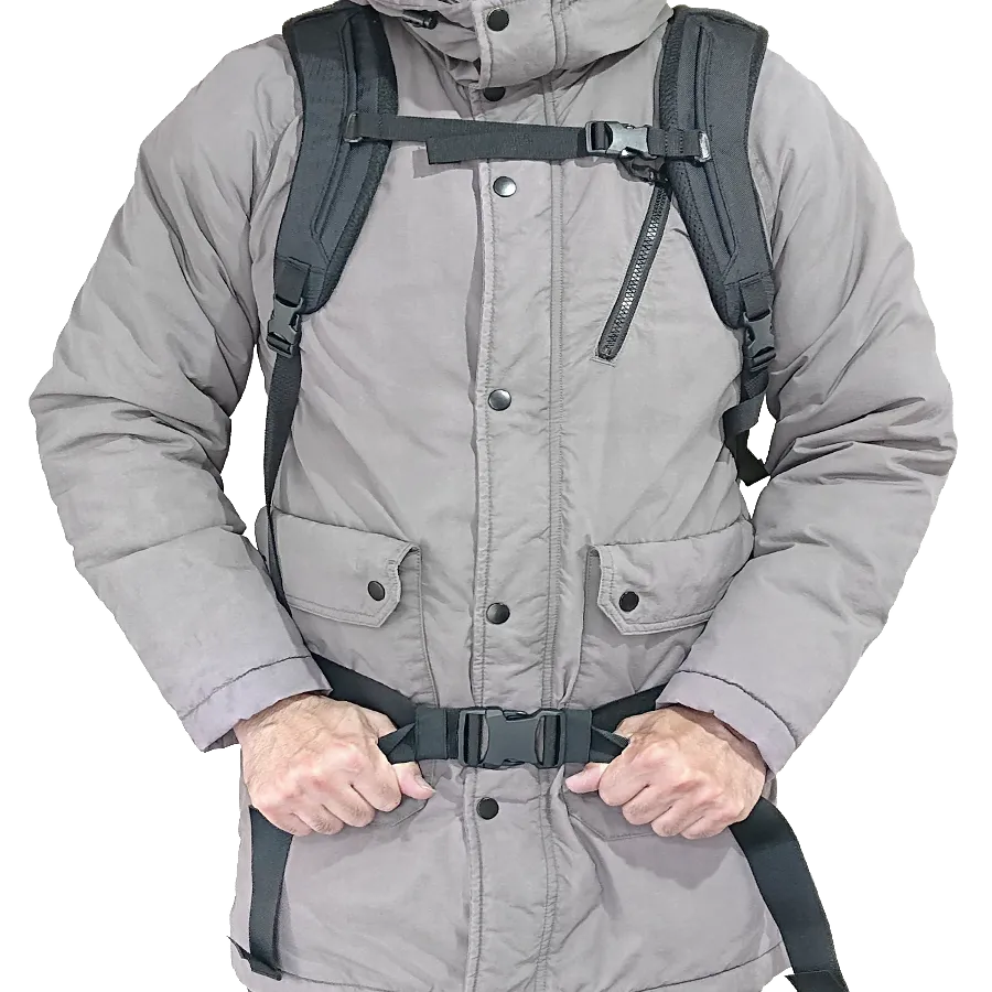 Cotopaxi Allpa35のウエストベルトを締めている