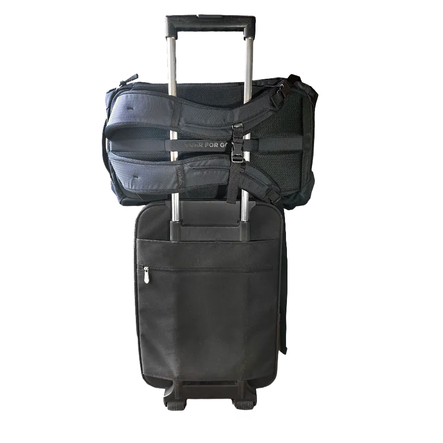 Cotopaxi Allpa35をアタッチメントバンドでキャリーケースに固定