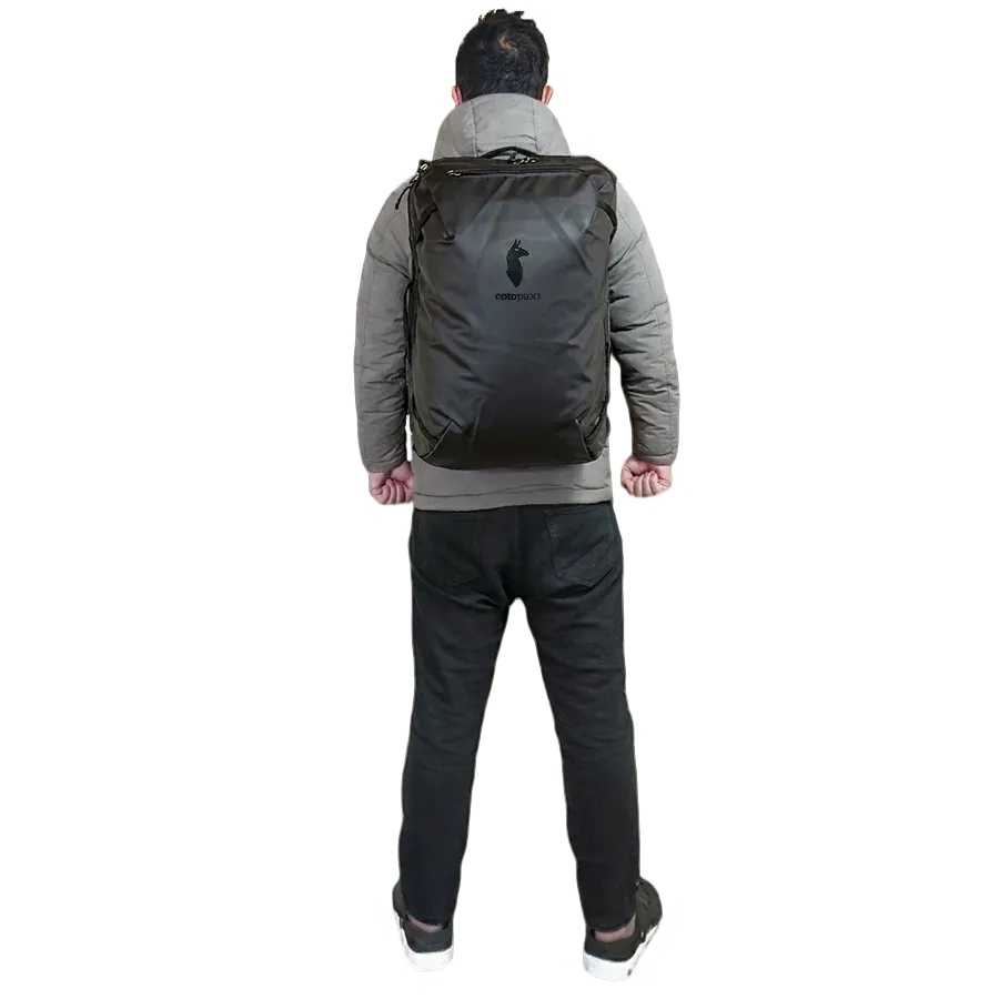 Cotopaxi Allpa35を背負った男性後ろから