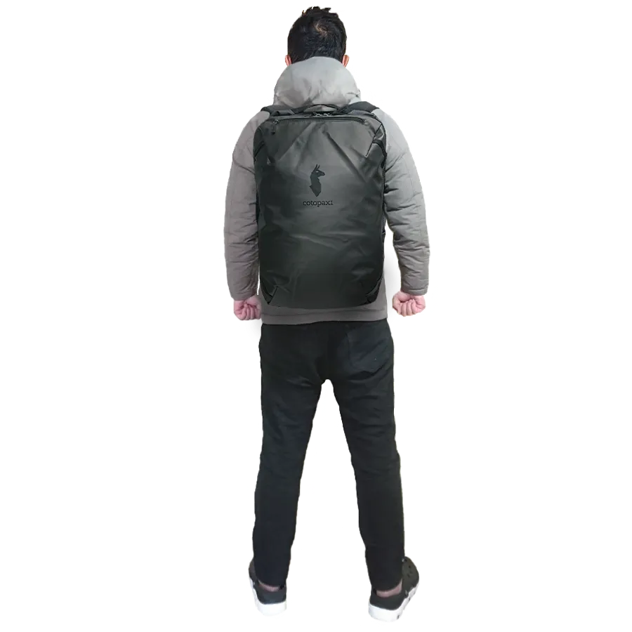 Cotopaxi Allpa35を背負った男性後方からの全身