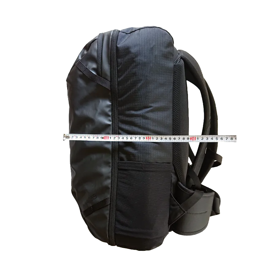 荷物を詰めたCotopaxi Allpa35の奥行きサイズを測定